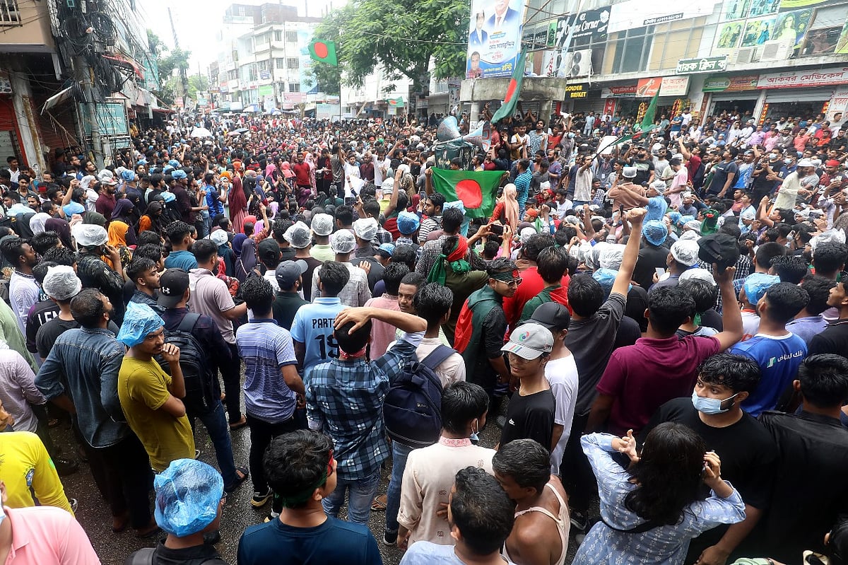 কোটা সংস্কার আন্দোলনের কেন্দ্রীয় কর্মসূচির অংশ হিসেবে বিক্ষোভ মিছিল ও সমাবেশ করেন পাবনার আন্দোলনকারী শিক্ষার্থীরা। আজ শনিবার পাবনা শহরের আবদুল হামিদ সড়ক ট্রাফিক মোড় এলাকায়